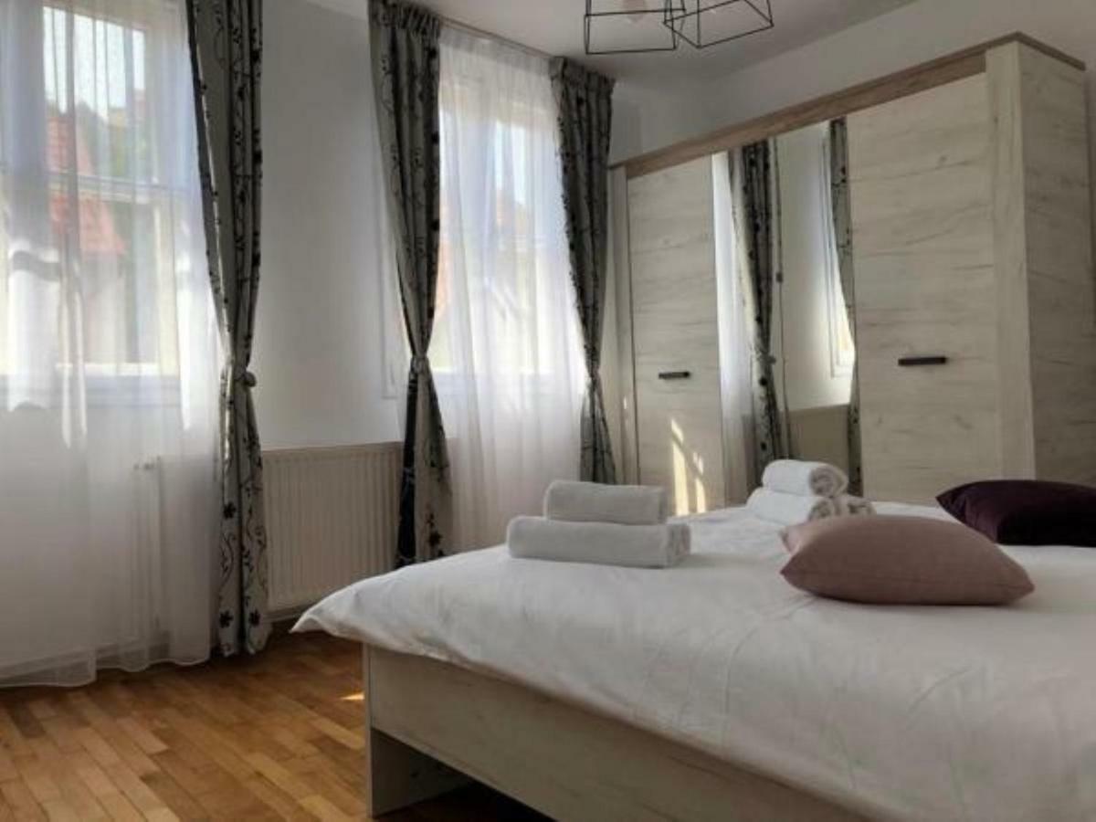 Casa Alise-Luise Apartment Брашов Екстериор снимка